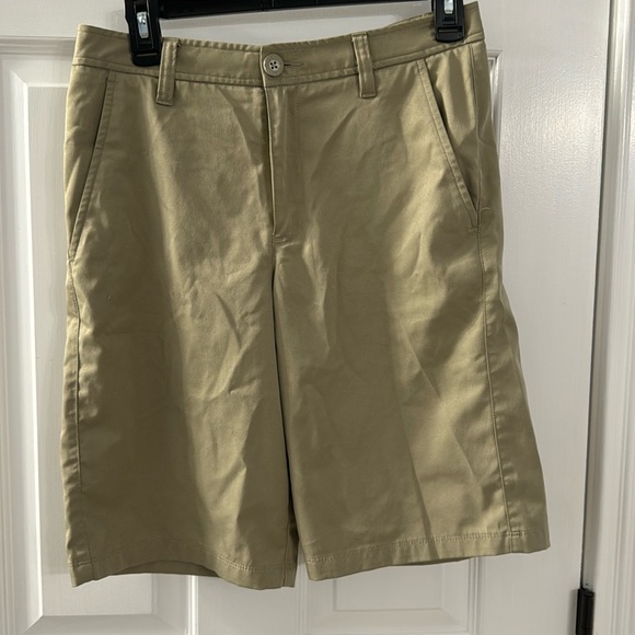 Under Armour 9 in tech/golf shorts boys size 18. Darker khaki color. EUC - Picture 1 of 4